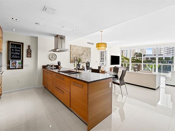 2nd image of 495 Brickell Ave #Bay405