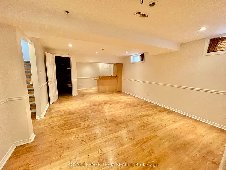 128 Pinetrail Cres — Photo 8