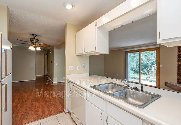 819 Elliott St — Photo 7