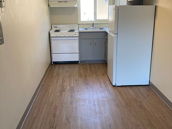 3rd image of 140 Southwood Ctr APT 4