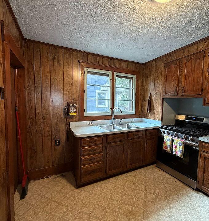 1st image of 208 Smith Ave