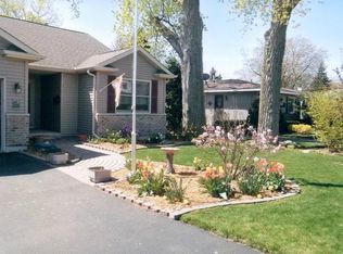 530 Burbank Ave, Woodstock, IL 60098