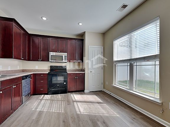 3rd image of 90 Summer Hill Ct