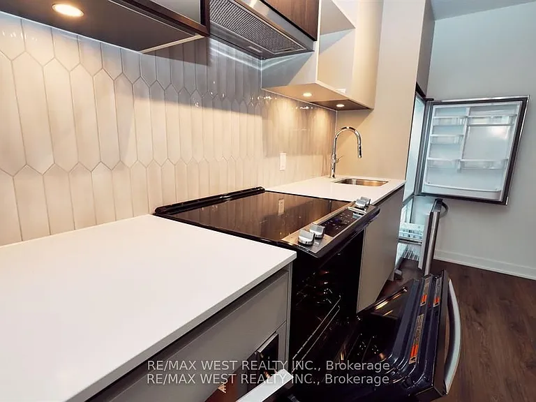 395 Dundas St W #822 — Photo 14
