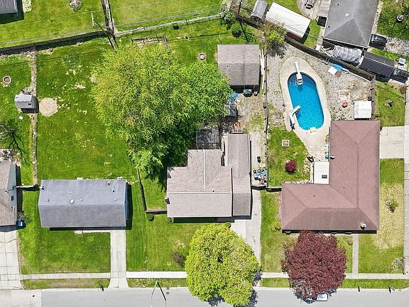 3rd image of 1412 Berwick Ln