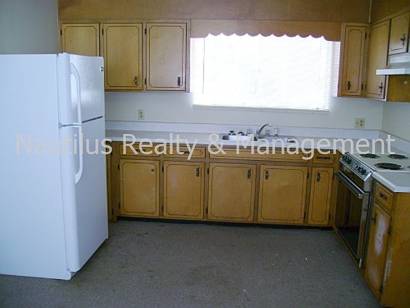 2nd image of 305 Pennsylvania Ave APT E