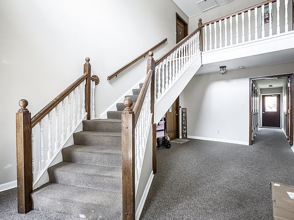 5th image of 586 Hunters Dr APT D