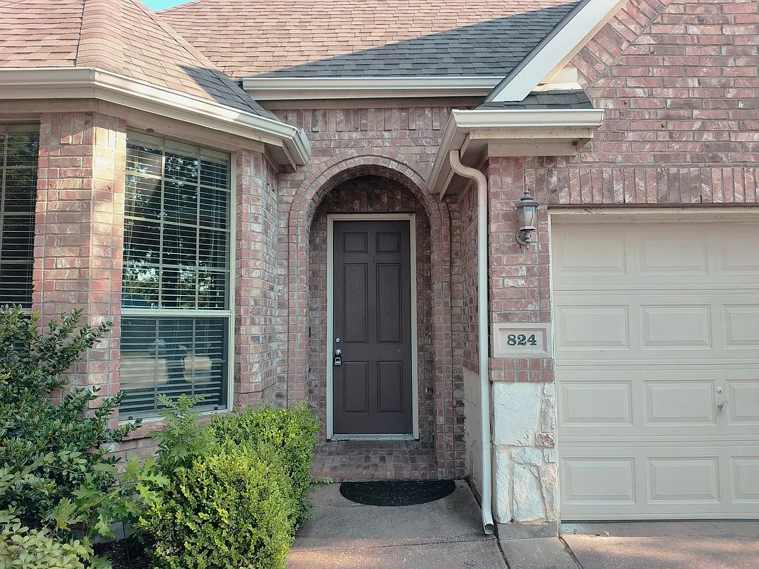 4 bed, 2.0 bath, 2024 sqft, $2,295 — Photo 3