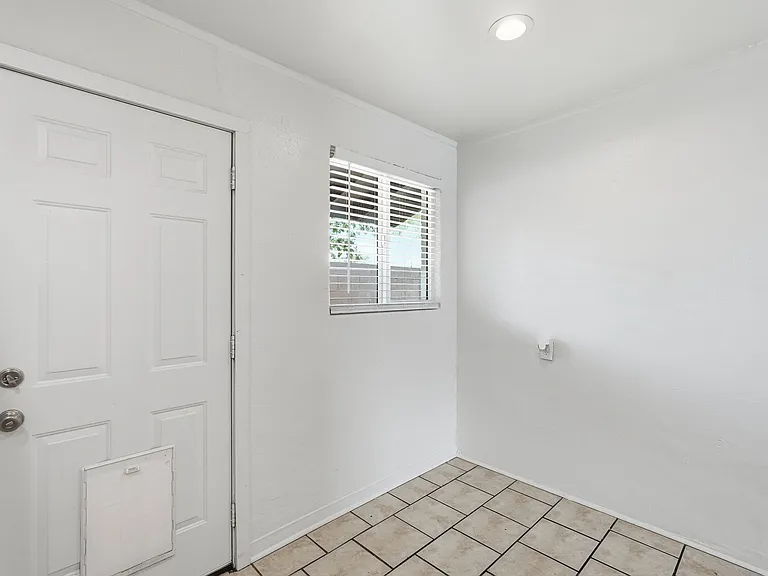 4329 N Longview Ave #10 — Photo 22