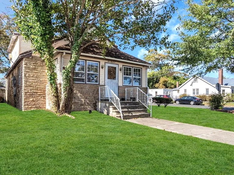 100 Fischer Blvd — Photo 27