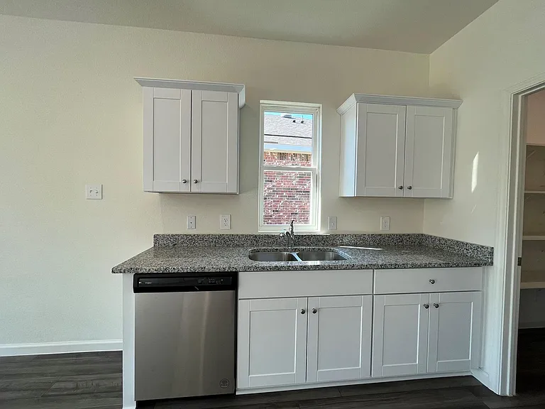 786 Yorkshire Dr — Photo 11
