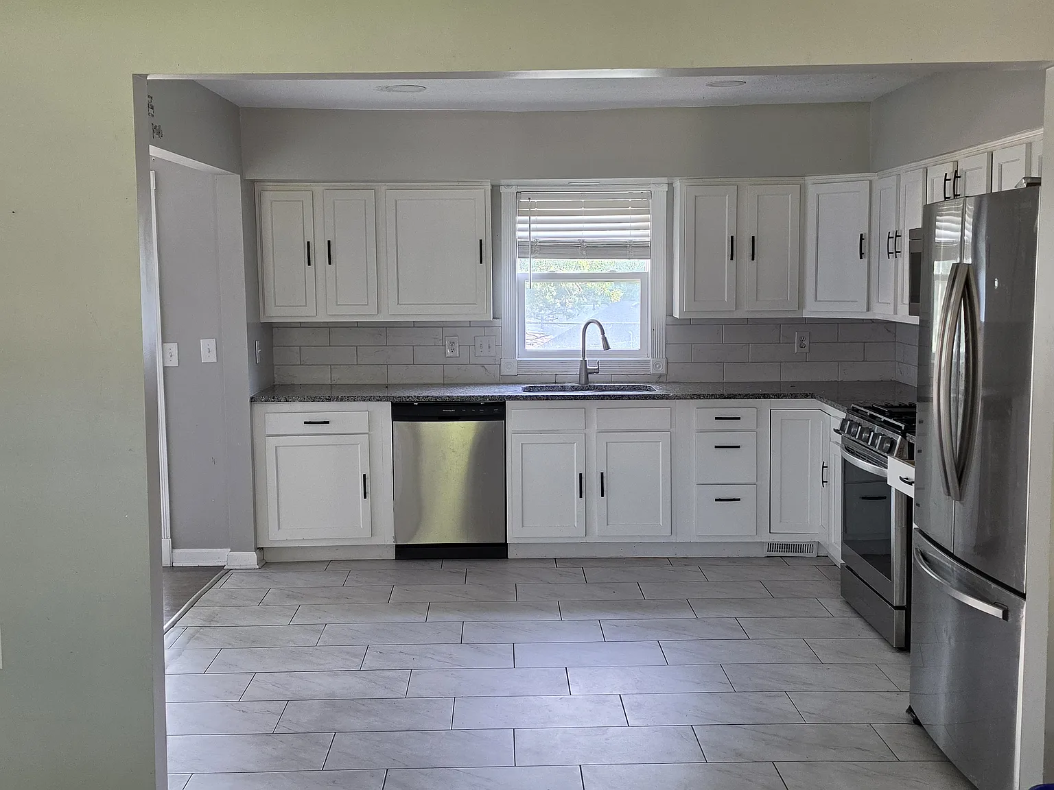 3 bed, 1.5 bath, 1600 sqft, $2,000 — Photo 4