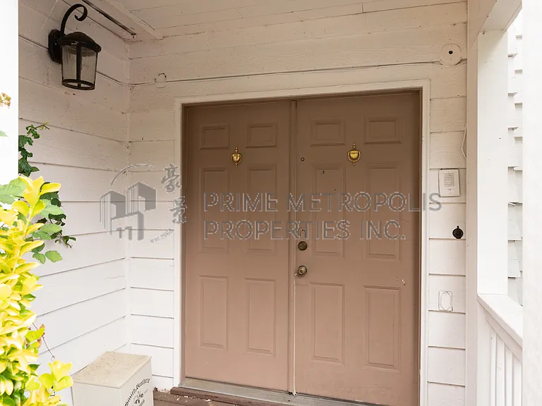 10706 Lakeside Ave NE — Photo 2