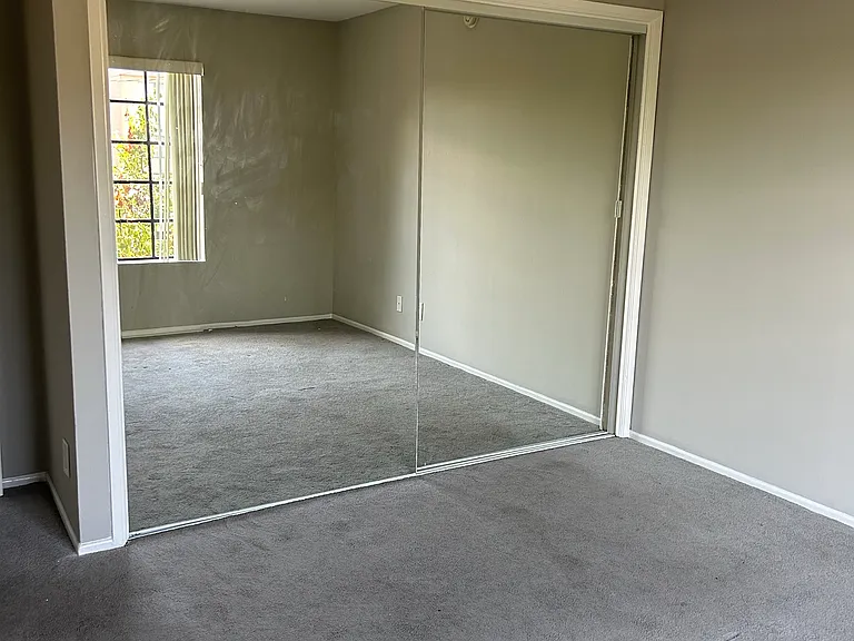 Burbank Apartments — Photo 11
