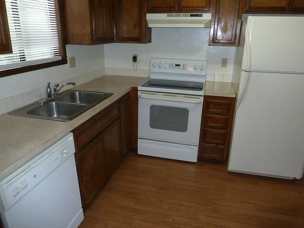 3 bed, 1.5 bath, 1300 sqft, $1,895 — Photo 3