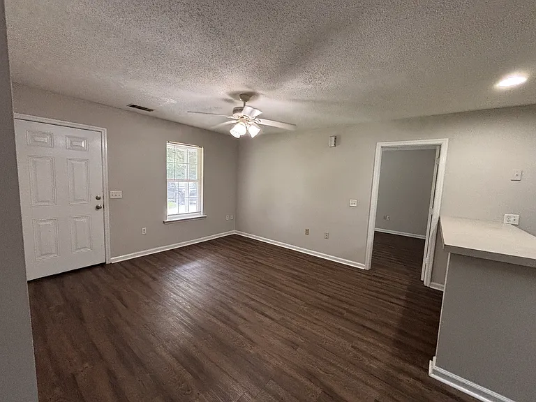 201 Maderia Ct — Photo 3