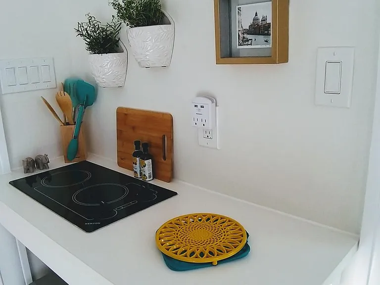 Cooking corner with energy efficient cooktop