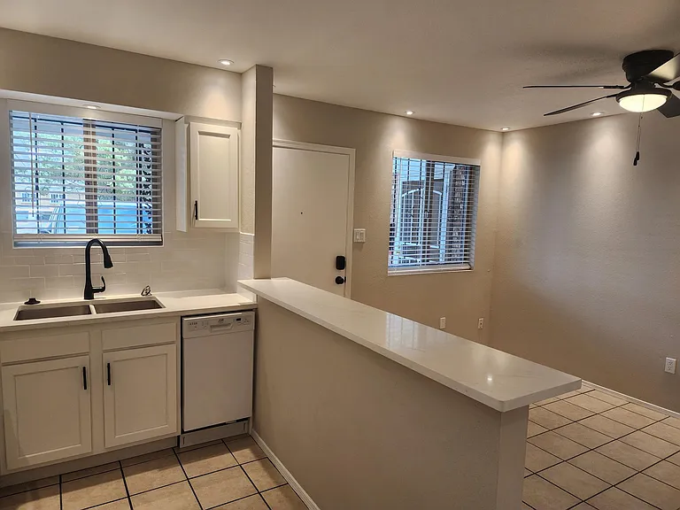 320 Alvarado Dr NE #B — Photo 9