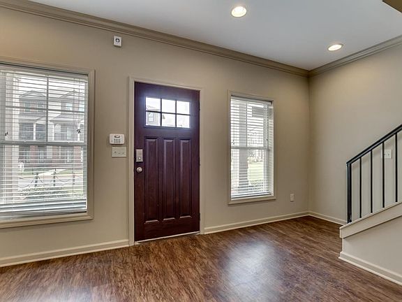 3rd image of 942 Parkview Dr #A