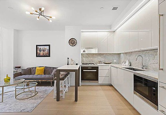 3rd image of 15 W 61st St #D14