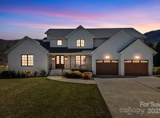 28 Sovereign Ln, Fairview, NC 28730