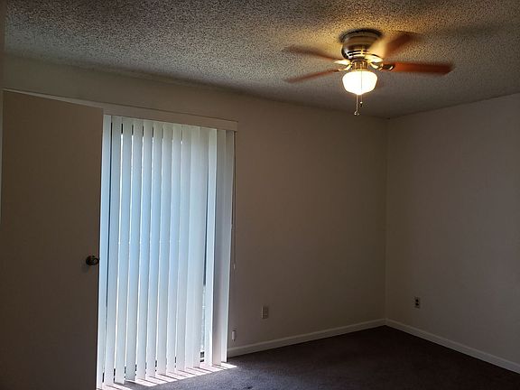 4th image of 55 Derow Ct
