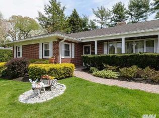 50 Oaktree Ln, Manhasset, NY 11030