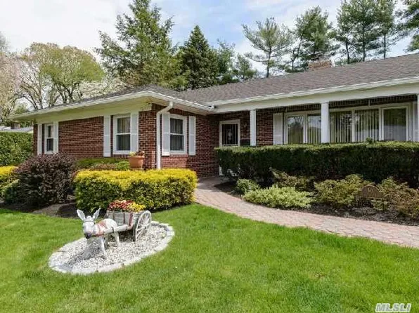 50 Oaktree Ln, Manhasset, NY 11030