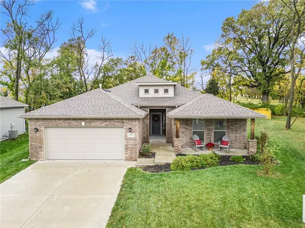 12518 S Hedge Ct, Olathe, KS 66061