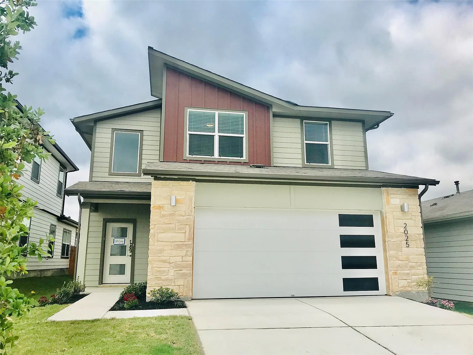 3 bed, 2.5 bath, 1813 sqft, $2,350 — Photo 1