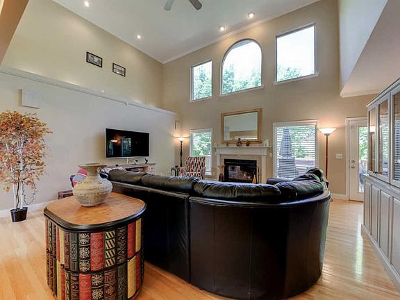 4th image of 1323 Gleneagles Pl