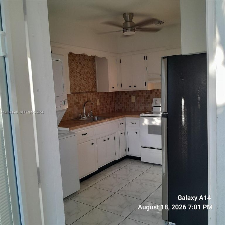 2344 NE 12th St APT 7, photo 3