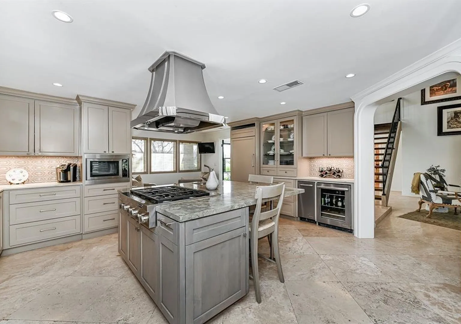 Gorgeous private home on 3 acres in Richmond. Enter through the gated access to your fully fenced... — Photo 2