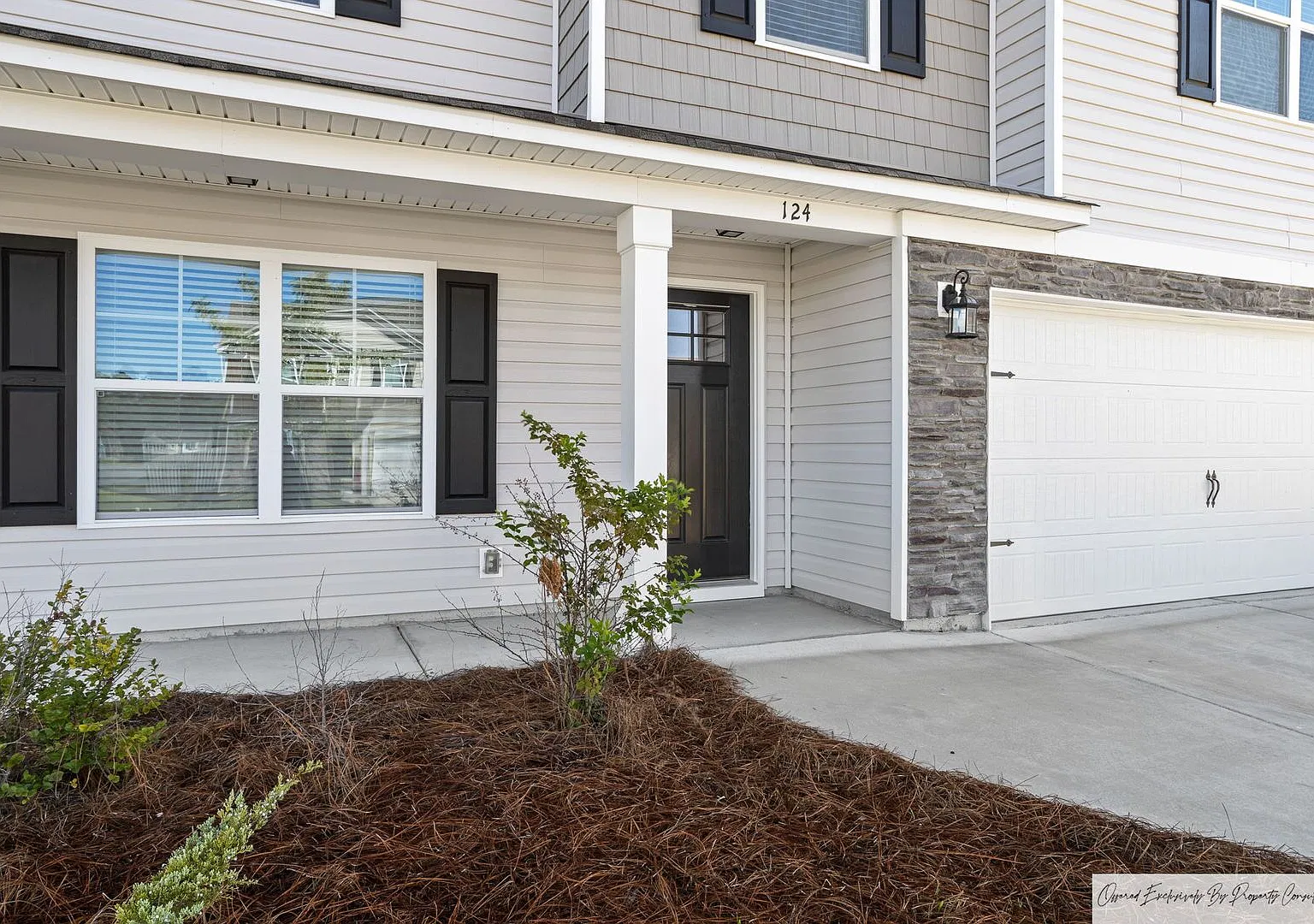 Stunning Home In Elgin's Walnut Creek — Photo 3