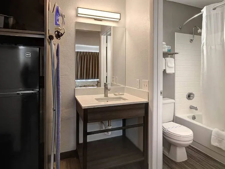 704 Horizon Dr — Photo 3