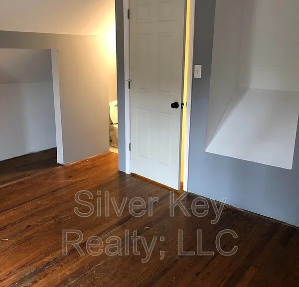 130 S Jackson St #B — Photo 8