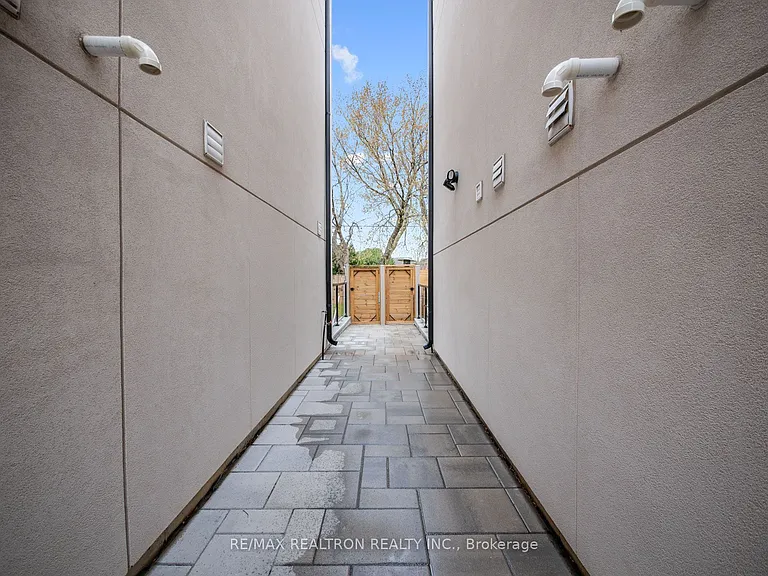 10 Katherine Rd #LOWER — Photo 5