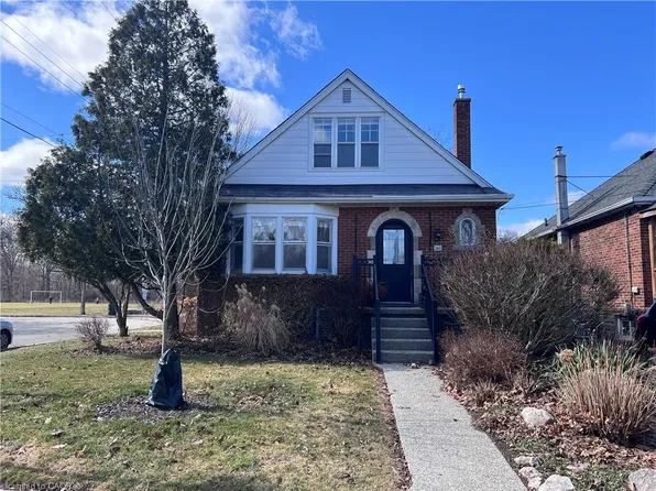 153 Parkview Dr, Hamilton, ON L8S 3Y4