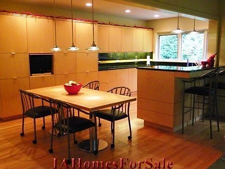 Kitchen (eat-in) w/custom maple cabinets & granite counter tops/back-splash