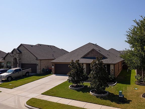 4th image of 308 Maverick St