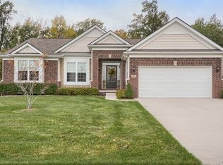 9484 Pine Valley Dr, Grand Blanc, MI