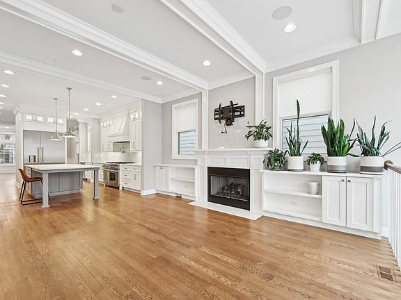 4th image of 2448 W Cortland St