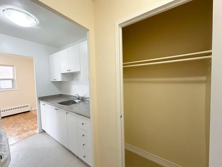 90 Paisley Blvd W — Photo 21