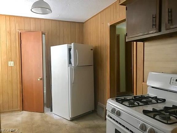 4th image of 1326 W 69th St