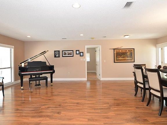 4th image of 104 Timbercove Cir