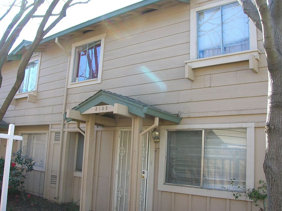 TOWNHOUSE WITH LARGE POOL W/JUST FEW FEET AWAY FROM FRONT DOOR!!!