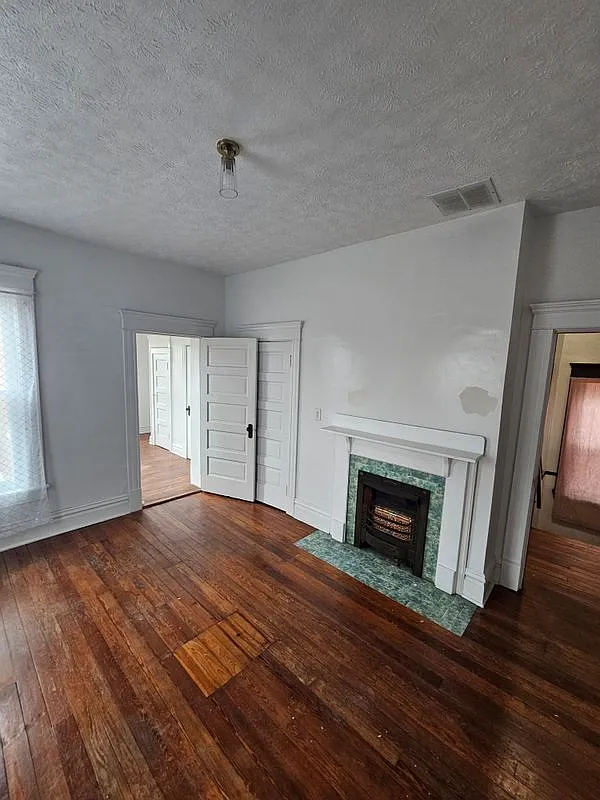 6 bed, 2.0 bath, 1105 sqft, $900 — Photo 2
