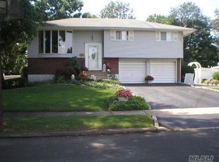 136 E 6th St, Deer Park, NY 11729