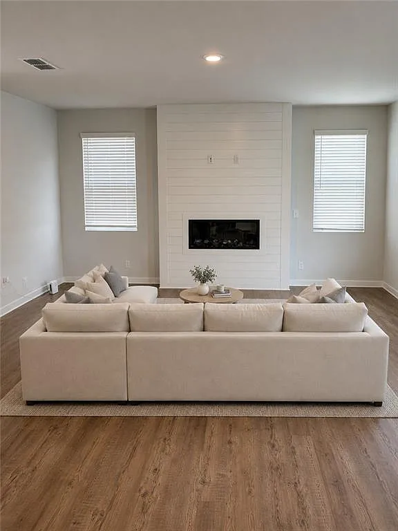 4 bed, 3.0 bath, 2400 sqft, $2,800 — Photo 4