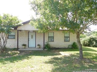 915 Devine Dr, Devine, TX 78016